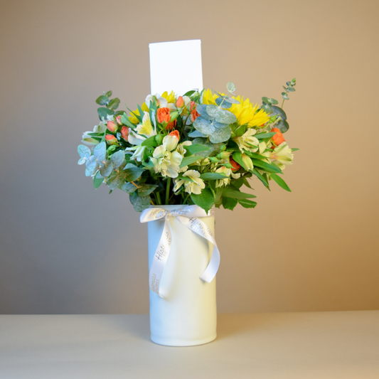 Jarrón con girasoles y mini rosas amarillas