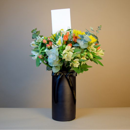 Jarrón con girasoles y mini rosas amarillas