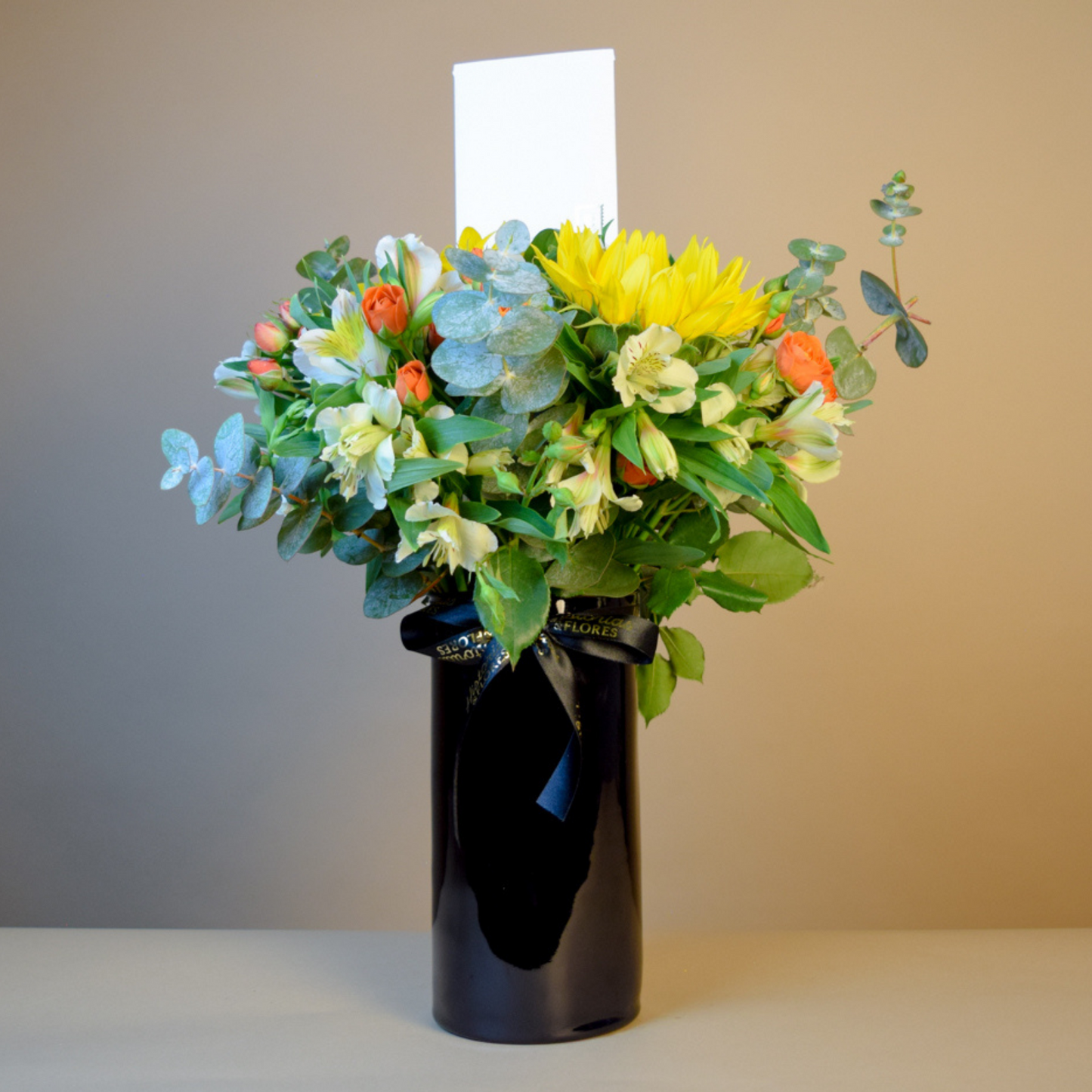 Jarrón con girasoles y mini rosas amarillas